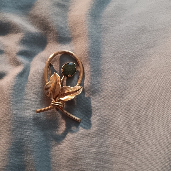 Vintage Brass Pin with Serpentine Stone - Picture 3 of 3